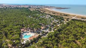 eine Luftaufnahme eines Resorts und des Strandes in der Unterkunft Camping 3 étoiles - Parc aquatique - ccaff0b in Saint-Hilaire-de-Riez