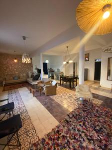 ein großes Wohnzimmer mit einem großen Teppich in der Unterkunft The BAY HOUSE in Essaouira