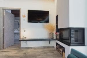 a living room with a fish tank on a wall at Casa con encanto Lemus in Celada