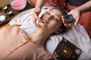 een vrouw die een massage krijgt van een schoonheidsspecialiste bij Pattaya SPA in Dubun
