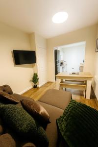 QueensferryBright 3BR Home 6 Guests ideal for Contractors的客厅里有一张沙发和一张桌子。