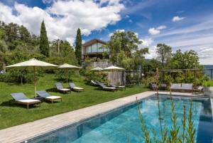 Bazén v ubytování Casale Caldesòra wine farmhouse nebo v jeho okolí