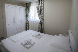 Giường trong phòng chung tại Villa Rita Apartments I