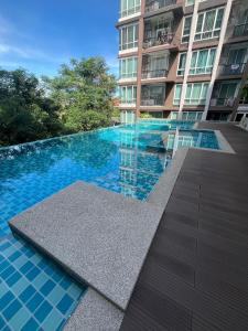 een zwembad voor een gebouw bij AC Home 1 Laksi in Lak Si +4 foto's