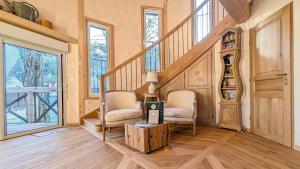 Posezení v ubytování Le Silo du Domaine des Ecus d'Or