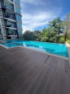 een zwembad in het midden van een gebouw bij AC Home 1 Laksi in Lak Si