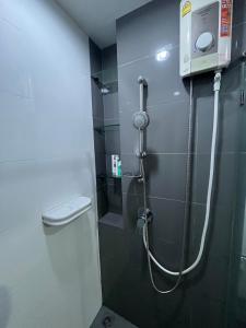 een douchecabine in een badkamer met een toilet en een douche bij AC Home 1 Laksi in Lak Si