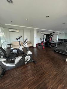 een sportschool met loopbanden en hometrainers in een kamer bij AC Home 1 Laksi in Lak Si