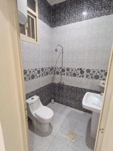 Ванна кімната в روعة أجا للشقق المخدومة