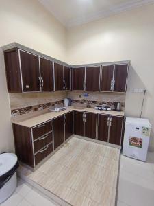 Кухня або міні-кухня у روعة أجا للشقق المخدومة