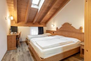 Giường trong phòng chung tại Hotel Siror +32 ảnh