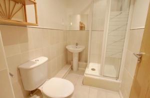 Vannituba majutusasutuses 2 Double Bed Flat, En-suite, Top Floor, With Private Parking