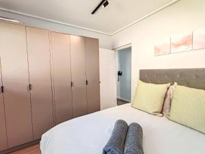 Postel nebo postele na pokoji v ubytování Wavescapes Botanical Stay