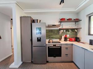 Kuchyň nebo kuchyňský kout v ubytování Wavescapes Botanical Stay + 52 fotografií