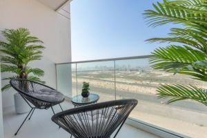 Zimmer mit 2 Stühlen und einem Tisch vor einem Fenster in der Unterkunft StayShort - Spacious Carson C Studio in Damac Hills in Dubai Marina