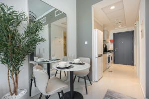 ein Esszimmer mit Tisch und Stühlen in der Unterkunft StayShort - Spacious Carson C Studio in Damac Hills in Dubai Marina