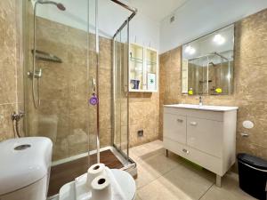 un bagno con doccia, WC e lavandino di Quarteira Central 3 by Homing a Cavacos Altre 15 foto