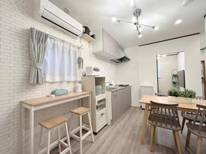 Η κουζίνα ή μικρή κουζίνα στο KENDAMA 5 minutes to Namba!USJ 30 minutes! Great as a base for sightseeing in Osaka!Accommodation for up to 10 people Private station is a 3-minute walk +63 φωτογραφίες