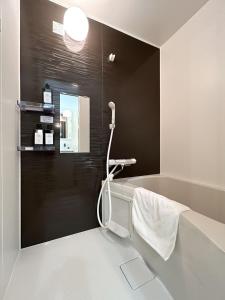 Ένα μπάνιο στο KENDAMA 5 minutes to Namba!USJ 30 minutes! Great as a base for sightseeing in Osaka!Accommodation for up to 10 people Private station is a 3-minute walk