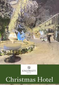 um hotel natalino com uma placa de Natal e um parque em Engimatt City & Garden Hotel em Zurique