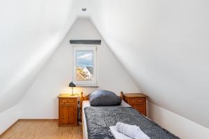 een slaapkamer op zolder met een bed en een raam bij Az-Living Heppenheim in Heppenheim an der Bergstrasse
