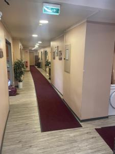 a hallway of a hospital with a red carpet at LIVI Hostel und Pension in Dortmund