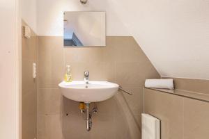 een badkamer met een wastafel en een spiegel bij Az-Living Heppenheim in Heppenheim an der Bergstrasse +19 foto's