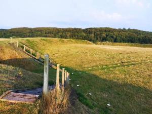 Ein Zaun mitten auf einem Feld in der Unterkunft 6 person holiday home in Hirtshals-By Traum in Hirtshals