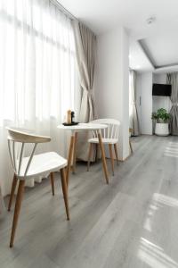 una sala de estar con una mesa y dos sillas en Cosy 1 Bedroom Studio with King Bed Kitchenet in Central Kathmandu with Terrace, en Katmandú