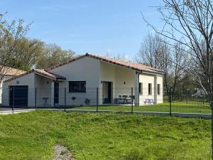 a white house with a fence in front of it at Le gîte d'Elia in Montech
