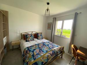 a bedroom with a bed and a window at Le gîte d'Elia in Montech