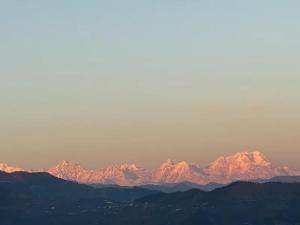 SaurにあるStay Enjoyの雪山連峰 +2枚の写真