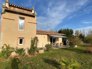 une maison avec une tour sur son côté dans l'établissement Le Pigeonnier - TG2260, à Nègrepelisse