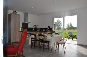 une cuisine et une salle à manger avec une table et des chaises dans l'établissement Le Pigeonnier - TG2260, à Nègrepelisse 29 autres photos