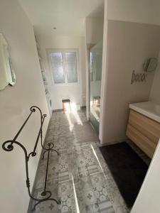 une salle de bain avec un escalier et un sol carrelé dans l'établissement Le Pigeonnier - TG2260, à Nègrepelisse