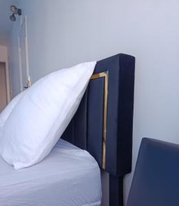 un oreiller blanc posé sur un lit dans l'établissement Chambre privée cocooning, à Grigny