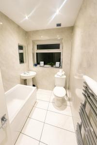 QueensferryBright 3BR Home 6 Guests ideal for Contractors的带马桶和水槽的白色浴室