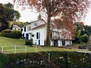 Aed väljaspool majutusasutust Casa Nicostrato - Villa on Lake Maggiore with Park and lake shore