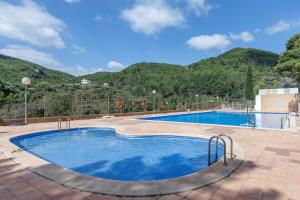 een groot zwembad met bergen op de achtergrond bij Gatova Sunset Retreat in Gátova