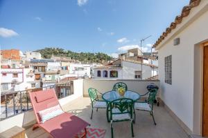 een terras met stoelen en een tafel op een balkon bij Gatova Sunset Retreat in Gátova