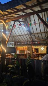 una habitación con techo con mesa y sillas en Hide and Seek, en Tetebatu