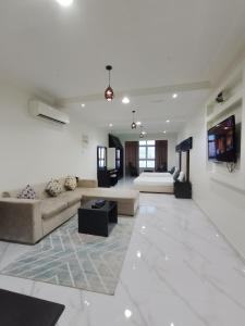 Una televisión o centro de entretenimiento en Qasayed Hotel Salalah, فندق قصائد صلالة 30 fotos más