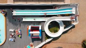 einen Blick über eine Wasserrutsche in einem Wasserpark in der Unterkunft Camping 4 étoiles - Piscine - eeiaee in La Trinité-sur-Mer