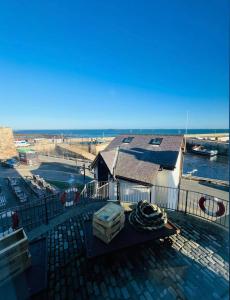 Blick vom Balkon eines Gebäudes mit dem Meer im Hintergrund in der Unterkunft Chandlers BnB in Seahouses
