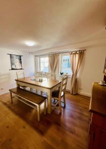 a dining room with a table and chairs and a window at Fewo Geib in Meisenheim
