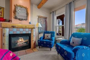 Χώρος καθιστικού στο Vaquero Suite - Adobe Hacienda