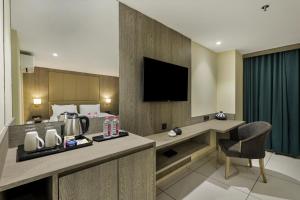 TV a/nebo společenská místnost v ubytování Sunday Hotel Vadodara