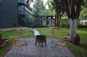 Vườn quanh Under the Tamarind +2 ảnh