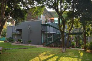 Vườn quanh Under the Tamarind