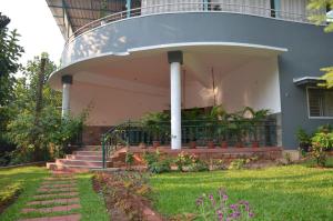 Vườn quanh Under the Tamarind